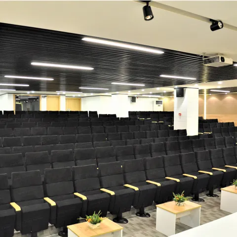 كراسي و مقاعد قاعة المؤتمرات في مسرح مؤتمرات غرفة تجارة بانديرما